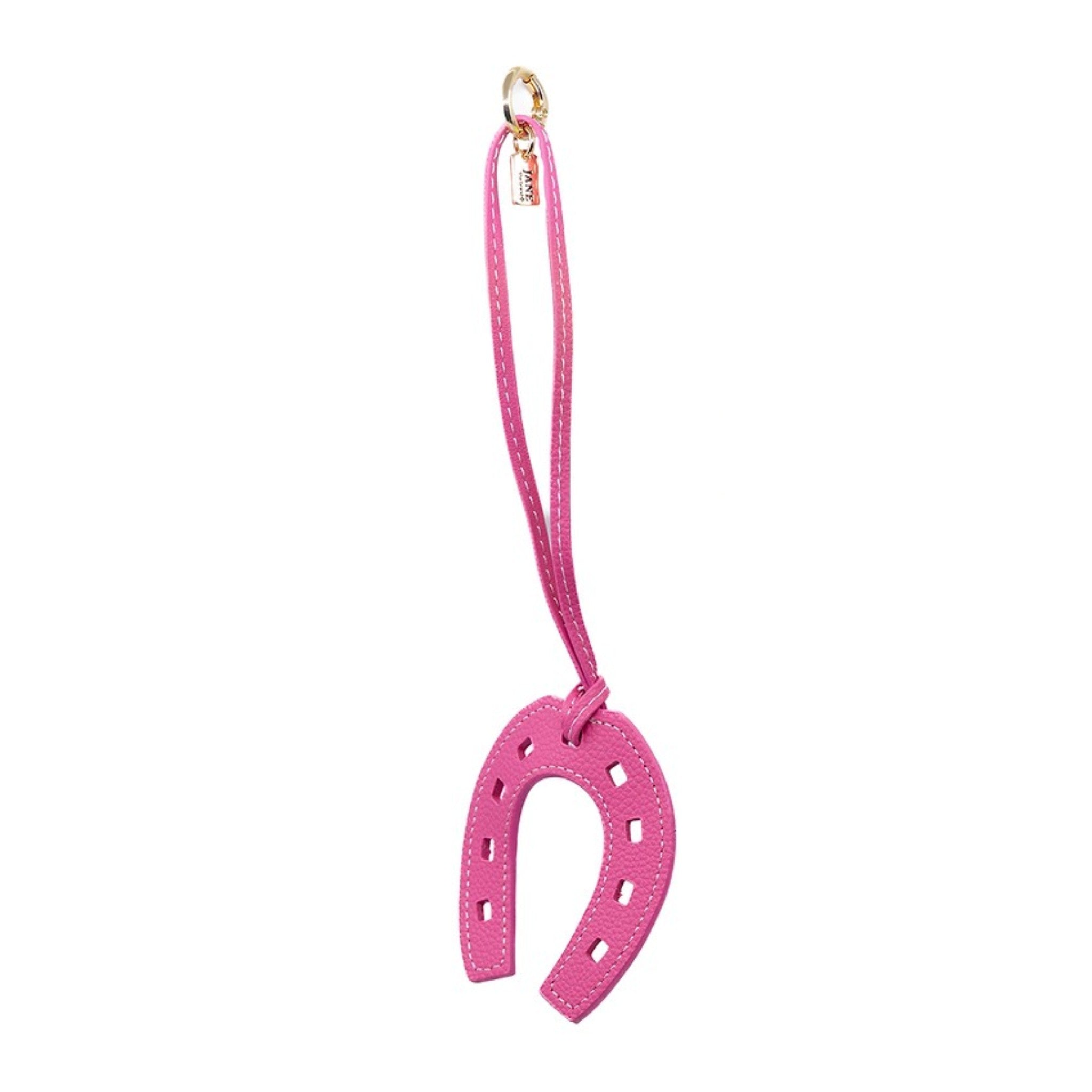 Embrace good fortune with this rose-coloured faux-leather horseshoe charm. Its elegant design and soft colour make it a timeless addition, ideal for adding a touch of luck to your bag or keys,