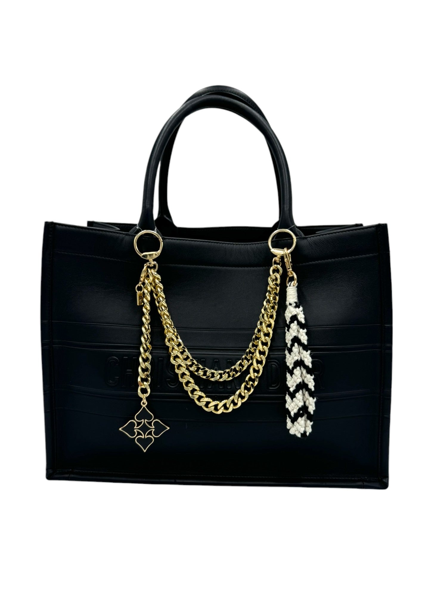 This handcrafted red and white macrame charm brings a touch of boho elegance to your accessories. The contrasting colours and intricate knotting add a bold yet refined texture, perfect for adding a unique flair to your bag.
Macrame Charm Black/White