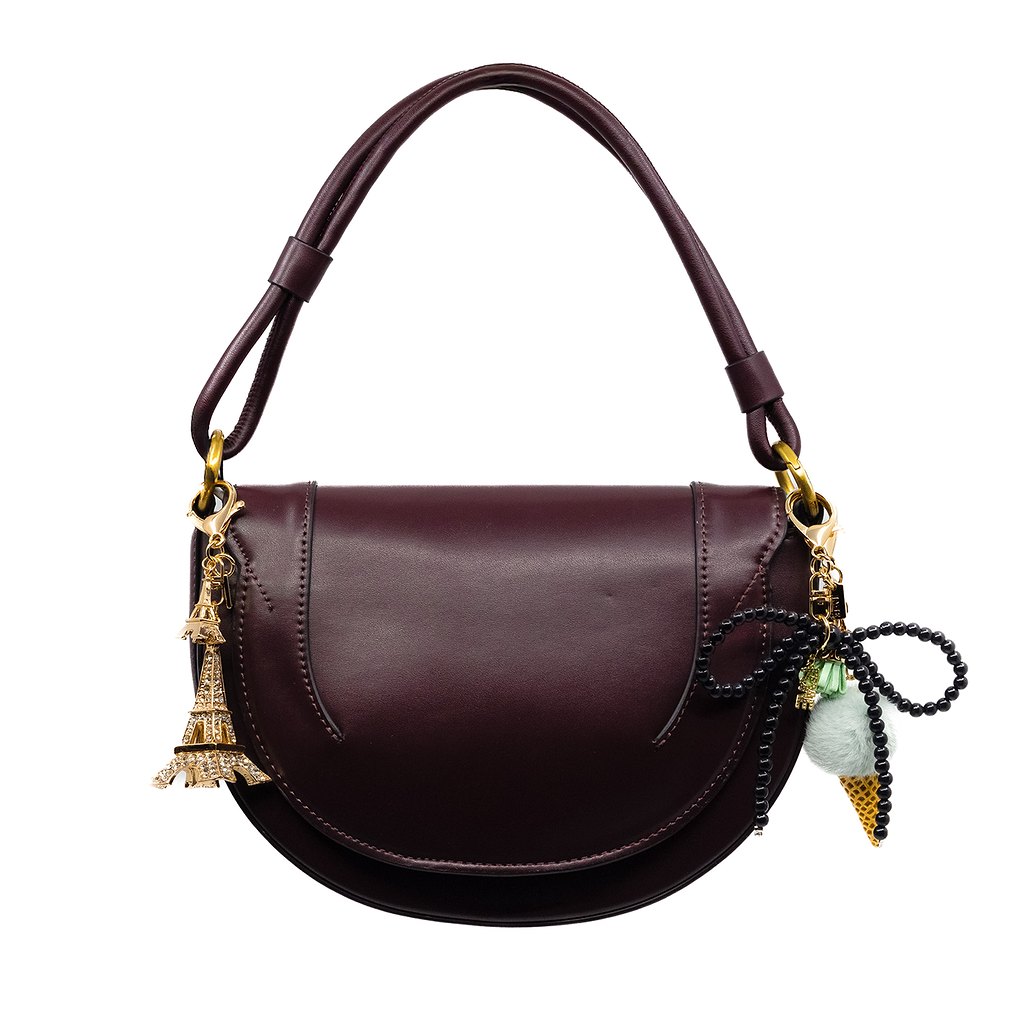 Add a dash of sophistication with this black pearl bow charm, featuring a delicate LOVE pendant. The lustrous pearls and the heartfelt message combine to create a piece that exudes charm and affection.