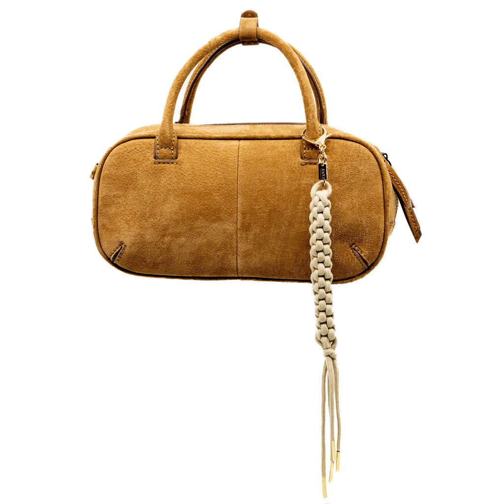 A minimalist’s dream, this cream braided tassel charm with gold ends offers subtle texture and clean lines. Made from durable cotton cord, it brings a soft yet structured accent to any bag.&nbsp;&nbsp;