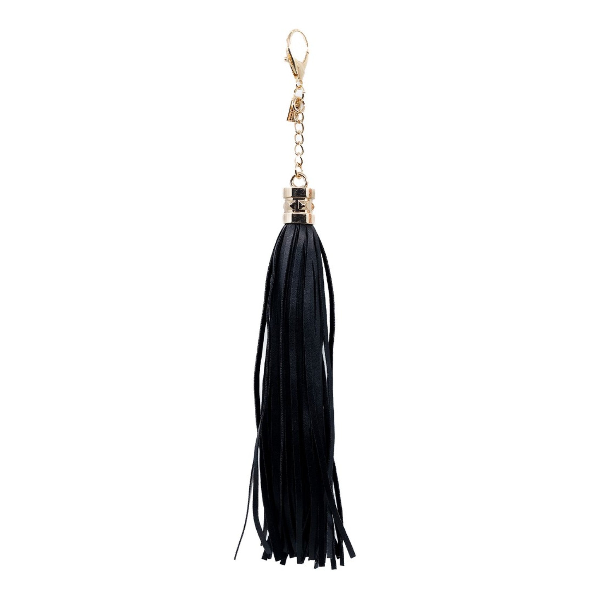 This versatile faux-leather tassel adds texture and flow to your accessories. With its sleek design and subtle sheen, it’s the ideal way to complete your bag’s layered look. Elegant yet fun, it pairs well with any style.