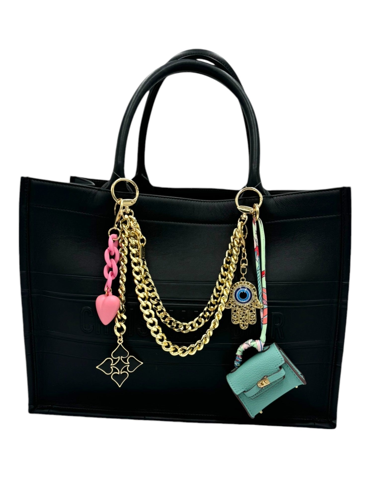 Express love and affection with this pink chain-link heart charm. Its soft pink colour and modern design add a sweet and stylish element to your ensemble, making it a perfect gift for someone special or a delightful treat for yourself.