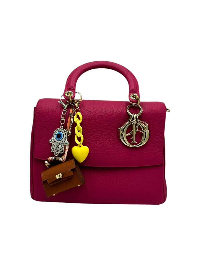 Add a pop of colour with this yellow chain-link heart charm. Its vibrant hue and bold design make it a standout piece, perfect for expressing love and affection in a stylish way.