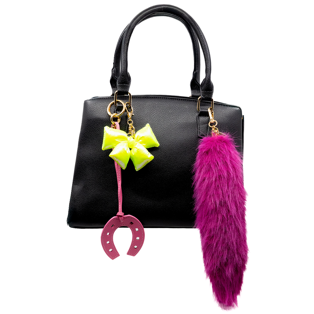 Embrace good fortune with this rose-coloured faux-leather horseshoe charm. Its elegant design and soft colour make it a timeless addition, ideal for adding a touch of luck to your bag or keys,