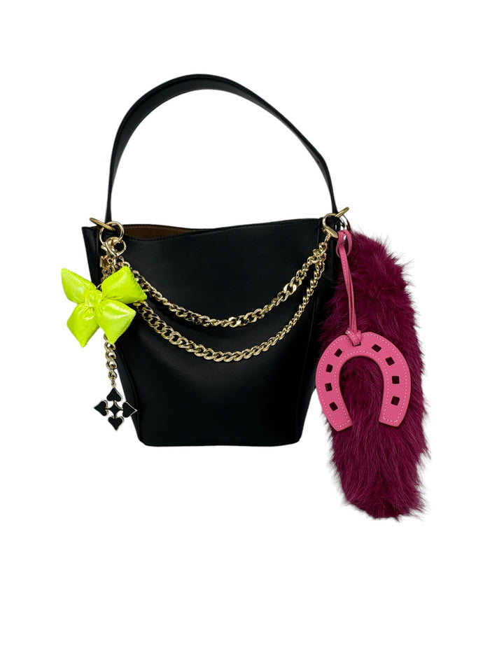 Embrace good fortune with this rose-coloured faux-leather horseshoe charm. Its elegant design and soft colour make it a timeless addition, ideal for adding a touch of luck to your bag or keys,