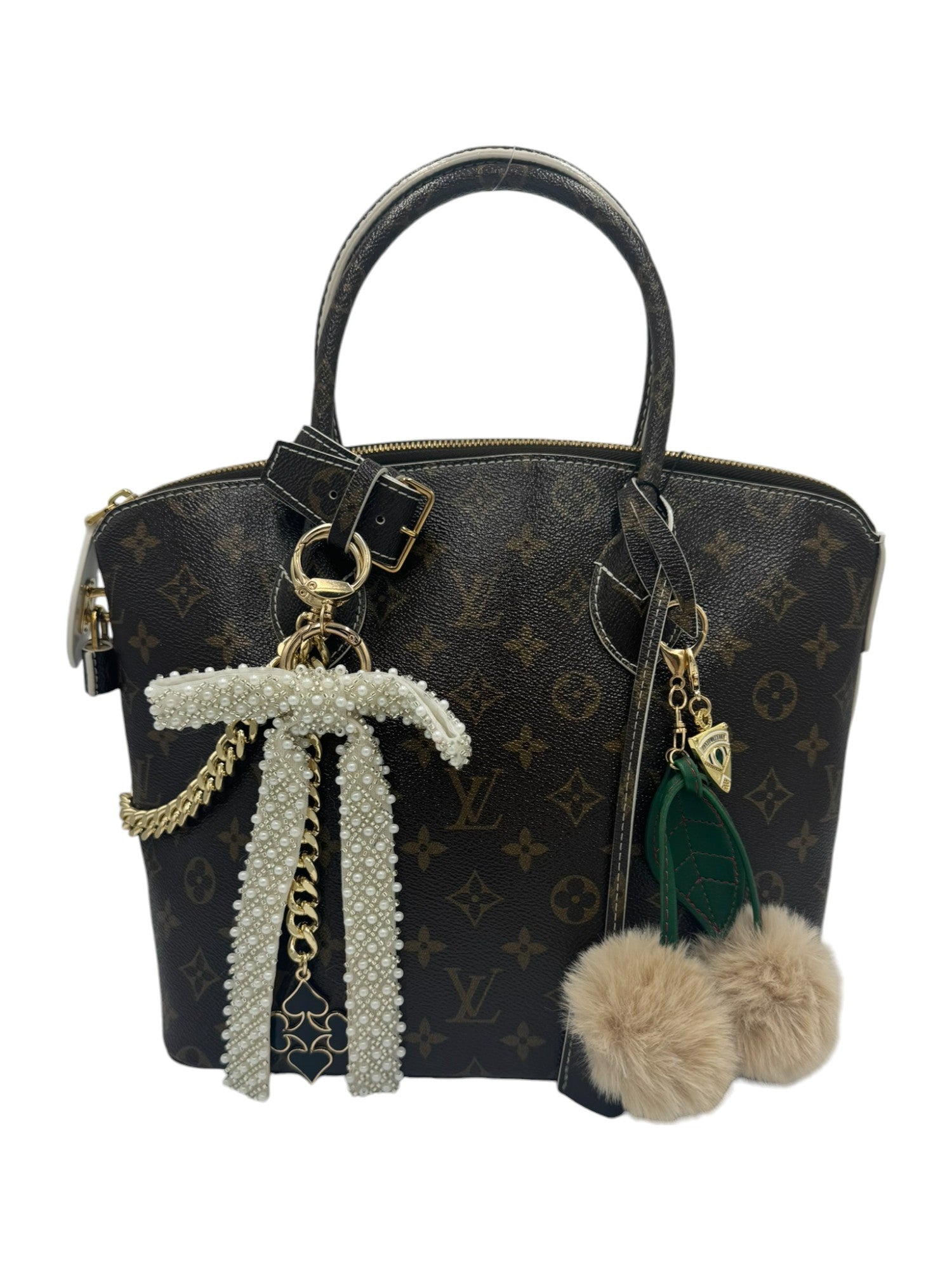 The Rachel - Lovable Purse Charms
Carry a symbol of protection and positivity with this gold angel shield charm. The intricate design and shimmering finish bring a meaningful touch to your accessories, symbolizing good fortune and spiritual well-being. A stylish way to carry positive energy with you.